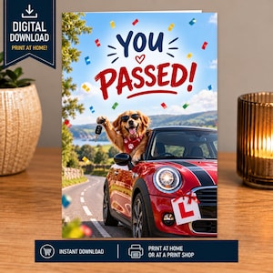 Peut inclure: Une carte de vœux numérique montrant un golden retriever portant des lunettes de soleil et un bandana rouge, sortant d'une voiture rouge en tenant des clés. Le texte indique YOU PASSED! avec des confettis colorés sur un fond de route.