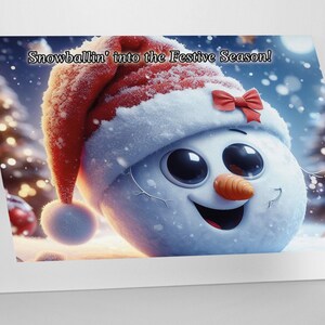 Divertente cartolina di Natale con palle di neve