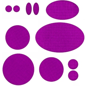 Könnte beinhalten: Eine Sammlung verschieden großer, strukturierter, lila Stoffformen vor weißem Hintergrund. Die Formen umfassen Kreise, Ovale und längliche Formen. Der Stoff hat ein gewebtes Aussehen, und die Formen sind ansprechend angeordnet.