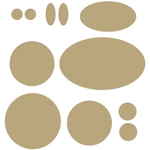 Könnte beinhalten: Eine Sammlung verschieden großer, hellbrauner Formen auf weißem Hintergrund. Die Formen umfassen Kreise, Ovale und längliche Formen. Die Anordnung ist verstreut, ohne erkennbares Muster oder Überlappung. Die Formen sind fest und flach.