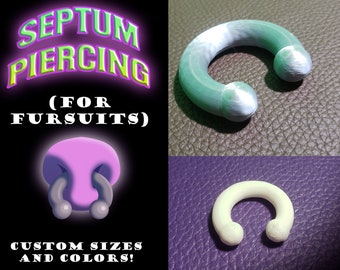 Könnte beinhalten: Ein grüner und weißer Septum-Piercing-Ring für Fellkostüme. Der Ring ist aus Kunststoff und hat eine glatte Oberfläche. Der Text "SEPTUM PIERCING (FOR FURSUITS)" ist auf dem Bild zu sehen.  CUSTOM SIZES AND COLORS! ist ebenfalls auf dem Bild zu sehen.