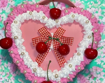 Escolhendo cerejas em uma bolsa de bolo de domingo