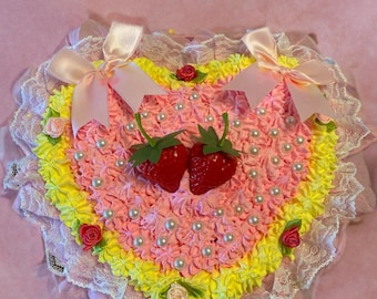 Borsa a forma di cuore adornata dalla mano del cielo