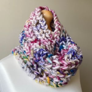 Snood confortable en laine tricoté à la main