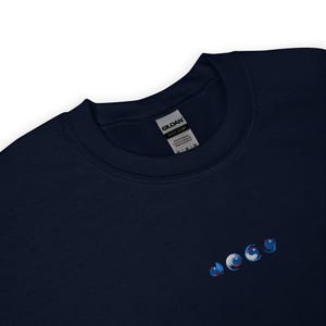 Suéter retro de Sonic: sudadera bordada con un toque sutil y elegante para gamers.