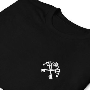 Może przedstawiać: Czarny T-shirt z białym symbolem Kingdom Hearts z przodu.
