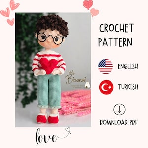 Pode incluir: Padrão de crochê para uma adorável boneca amigurumi segurando um coração vermelho. O padrão está disponível em inglês e turco. Baixe o padrão PDF.