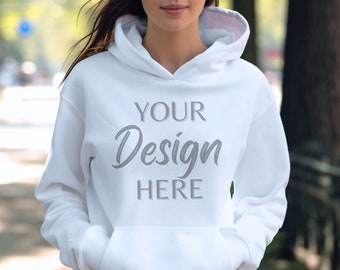 Gildan 18500 witte mockup, Gildan hoodie mockup, sweatshirt met capuchon model mockup, G18500 witte hoodie dames mockup, lifestyle mockup 18500