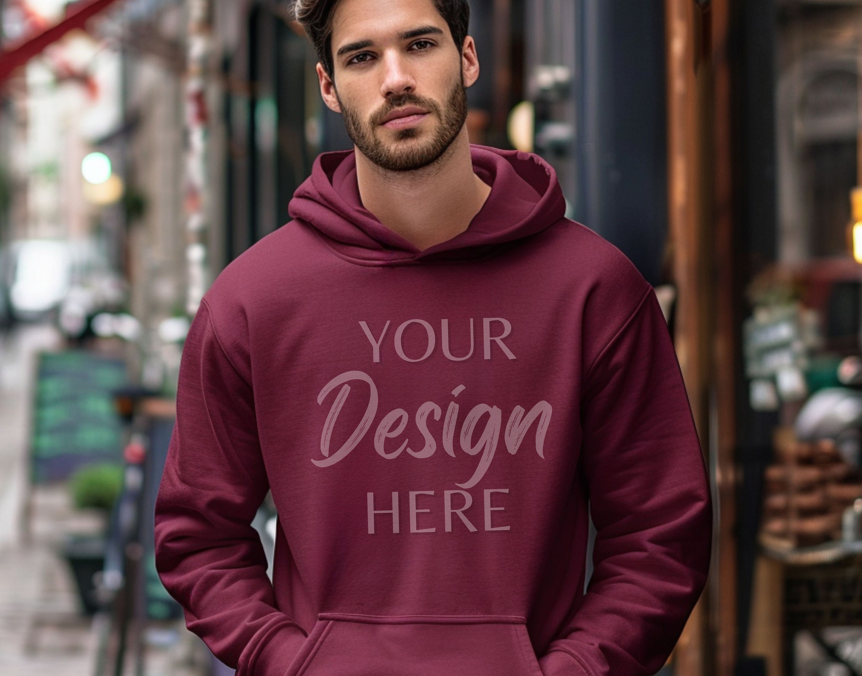 Gildan 18500 kastanjebruine mockup, mannelijke Gildan hoodie mockup, hooded sweatshirt heren model mockup, kastanjebruine mannelijke hoodie, G18500 rode mockup man