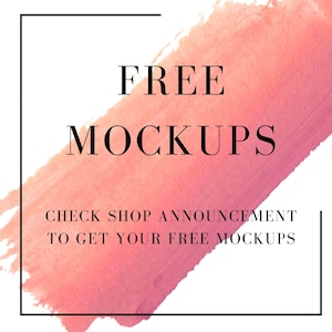 K&ouml;nnte beinhalten: Grafik mit den schwarzen Worten "FREE MOCKUPS" vor einem rosa Aquarellpinselstrich auf wei&szlig;em Hintergrund. Der Text "CHECK SHOP ANNOUNCEMENT TO GET YOUR FREE MOCKUPS" steht darunter, alles in einem schwarzen rechteckigen Rahmen.