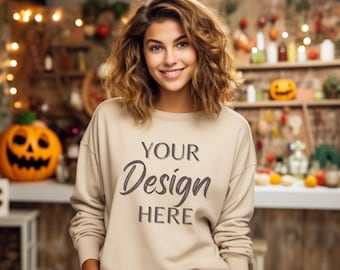 Gildan 18000 Sand Mockup, Vrouwelijke Gildan Sweater Mockup, Sweatshirt Woman Model Mockup, Halloween Mocks 18000, Fall Sweatshirt Mockup 18000