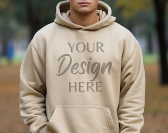 Gildan 18500 Sand Mockup, Mannelijke Gildan Hoodie Mockup, Hoody Heren Model Mockup, Beige Mannelijke Hoodie, G18500 Sand Mockup Man