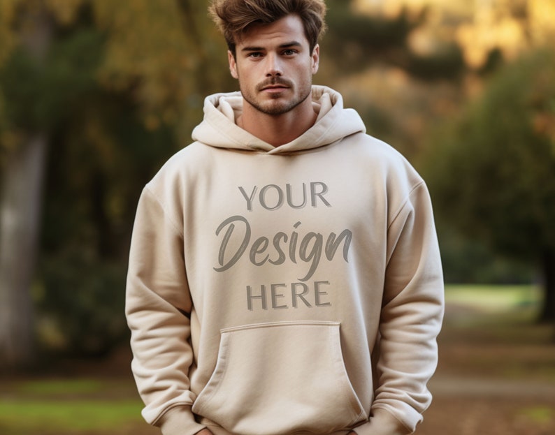 K&ouml;nnte beinhalten: Ein beiger Hoodie mit dem Text "YOUR Design HERE" auf der Vorderseite.