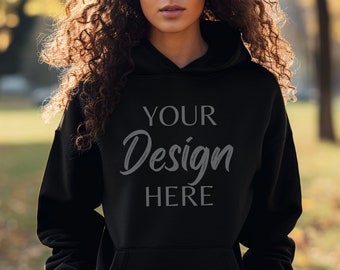 Gildan 18500 Black Mockup, Gildan Felpa con cappuccio Mockup, Felpa con cappuccio modello Mockup, G18500 Felpa con cappuccio nera da donna Mockup, Lifestyle Mockup 18500