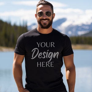 Black Bella Canvas 3001 Mockup, T-Shirt Mockup, männliches Model Mockup, 3001 Mann T-Shirt Mockup, Lifestyle Mockup, Natur Schwarz Tee Mockup Outdoor