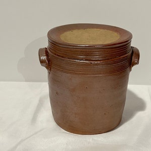 Vaso in ceramica smaltata e coperchio provenzale, vintage 1960, contenitore da cucina, portaoggetti, decorazione per il bagno, sapone, scopino in cotone