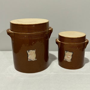 2 Vasi in Ceramica in Gres Smaltato Garantiti Autentici Vintage Francesi degli anni &#39;60 con Coperchio / Contenitore per la Spesa da Cucina / Portaoggetti Decorativo retrò
