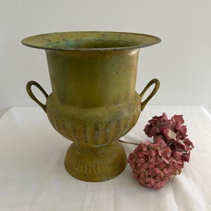 Puede incluir: Un juego de tres tazas de cerámica con un acabado moteado y mate. Cada taza presenta un color diferente: azul claro, crema y gris. Las tazas tienen un diseño simple y moderno y un asa cómoda.