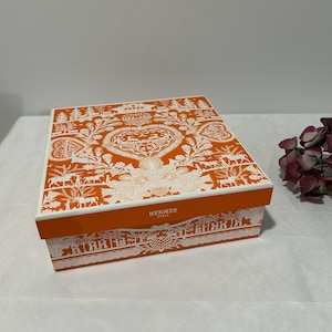 Hermès Boite rare vide " Fêtes en Hermès " Paris France en carton orange motif blanc Objet décoration salle de bain Collection Publicitaire