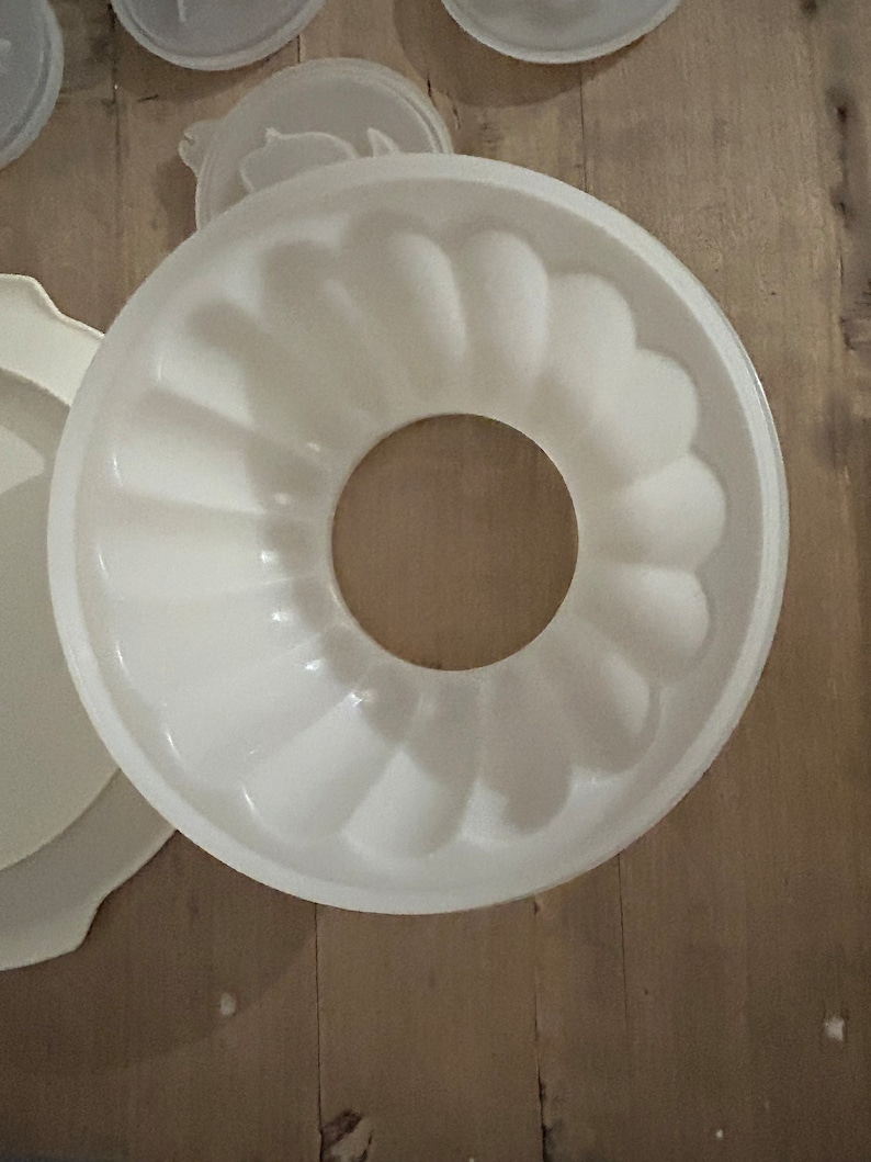 Tupperware Jelly Mold With Vintage Lid 4 Different Centers Tulip Star