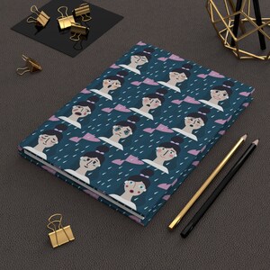 Fille bleu pourpre aux émotions submergées sous la pluie Carnet cartonné mat | 150 pages lignées | Cahier cadeau | Cadeau pour fille | Cadeau maman