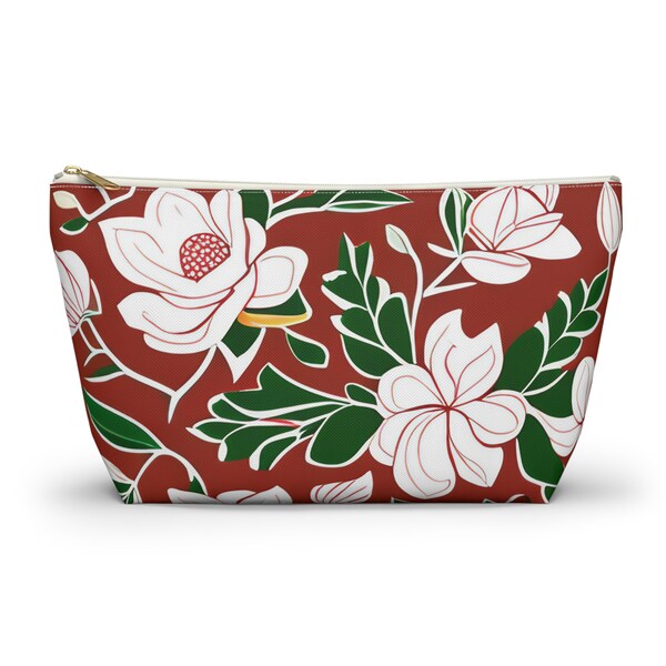 Ruby Magnolia Elegance / Bolsa cosmética floral crema / Vegetación rica y fondo rojo / Organizador de maquillaje de lujo / Accesorio atemporal