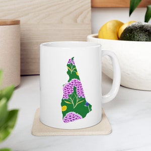 New Hampshire State Flower Lila Flieder Home State 11 Unzen Weiße Keramiktasse | Niedliche Home State Map Kaffeetasse | Granit Zustand | Heimweh Geschenke