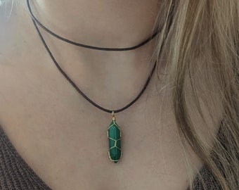 Jade Kette handgemachter Schmuck Handarbeit Edelsteinkette minimalistische Halskette mit Anhänger wire wrapped Choker besonderer Schmuck