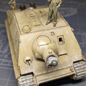 SturmTiger tank + 2 painted figures 1:35 pro-built / Char SturmTiger + 2 figurines peintes 1;35 maquette montée