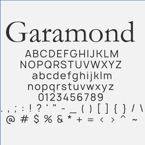 Op de afbeelding: Een digitale weergave van het Garamond lettertype, met hoofdletters en kleine letters, cijfers en leestekens. Het lettertype is zwart op een lichtgrijze achtergrond, ideaal voor grafisch ontwerp en typografie.