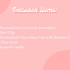 Peut inclure: Un fond rose avec du texte blanc listant les articles inclus dans un coffret cadeau&nbsp;: un sweat &agrave; col rond personnalis&eacute;, une pince &agrave; cheveux, une bo&icirc;te en verre personnalis&eacute;e de 473 ml avec un couvercle en bambou, une paille transparente et une bougie parfum&eacute;e.