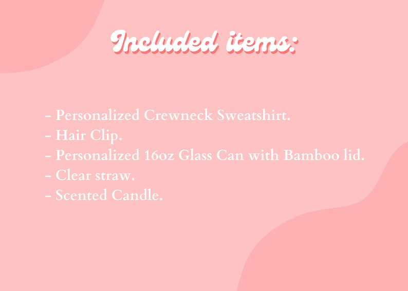 Peut inclure: Un fond rose avec du texte blanc listant les articles inclus dans un coffret cadeau&nbsp;: un sweat &agrave; col rond personnalis&eacute;, une pince &agrave; cheveux, une bo&icirc;te en verre personnalis&eacute;e de 473 ml avec un couvercle en bambou, une paille transparente et une bougie parfum&eacute;e.