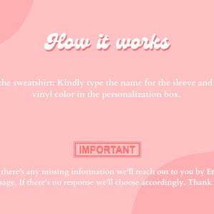 Peut inclure: Fond rose avec du texte blanc expliquant comment personnaliser un sweat-shirt. Le texte dit "Comment &ccedil;a marche" et "Pour le sweat-shirt : Veuillez saisir le nom de la manche et la couleur du vinyle en relief dans la case de personnalisation." Le texte "IMPORTANT" est dans un encadr&eacute; rouge.