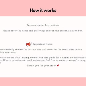 以下が含まれることがあります： 「How it works」と書かれた白い文字が特徴のピンク色の背景。テキストには、名前とパフビニールの色の入力など、パーソナライズに関する指示が記載されています。サイズと色の確認に関する重要な注意事項も含まれています。