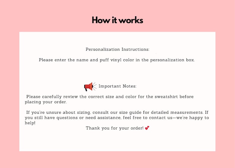 以下が含まれることがあります： 「How it works」と書かれた白い文字が特徴のピンク色の背景。テキストには、名前とパフビニールの色の入力など、パーソナライズに関する指示が記載されています。サイズと色の確認に関する重要な注意事項も含まれています。
