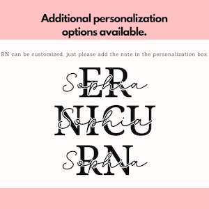 以下が含まれることがあります： 「ER Sophia」、「NICU Sophia」、「RN Sophia」と書かれた黒い文字が白地にあります。「追加のパーソナライゼーションオプションが利用可能です」というテキストが上部にあります。「RNはカスタマイズできます。パーソナライゼーションボックスにメモを追加してください」というテキストも表示されています。