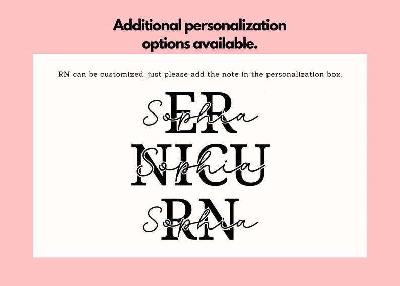 以下が含まれることがあります： 「ER Sophia」、「NICU Sophia」、「RN Sophia」と書かれた黒い文字が白地にあります。「追加のパーソナライゼーションオプションが利用可能です」というテキストが上部にあります。「RNはカスタマイズできます。パーソナライゼーションボックスにメモを追加してください」というテキストも表示されています。