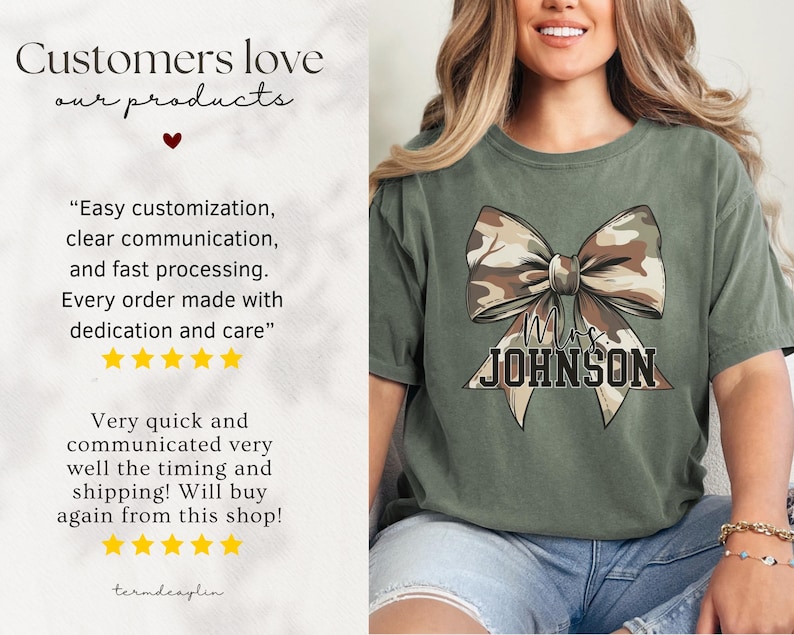K&ouml;nnte beinhalten: Olivgr&uuml;nes T-Shirt mit einem gro&szlig;en Schleifendesign im Camouflage-Muster und dem Namen "Mrs. JOHNSON". Das T-Shirt hat eine lockere Passform. Das Bild enth&auml;lt auch Kundenreferenzen. Der Text auf dem T-Shirt ist in einer Serifenschrift.