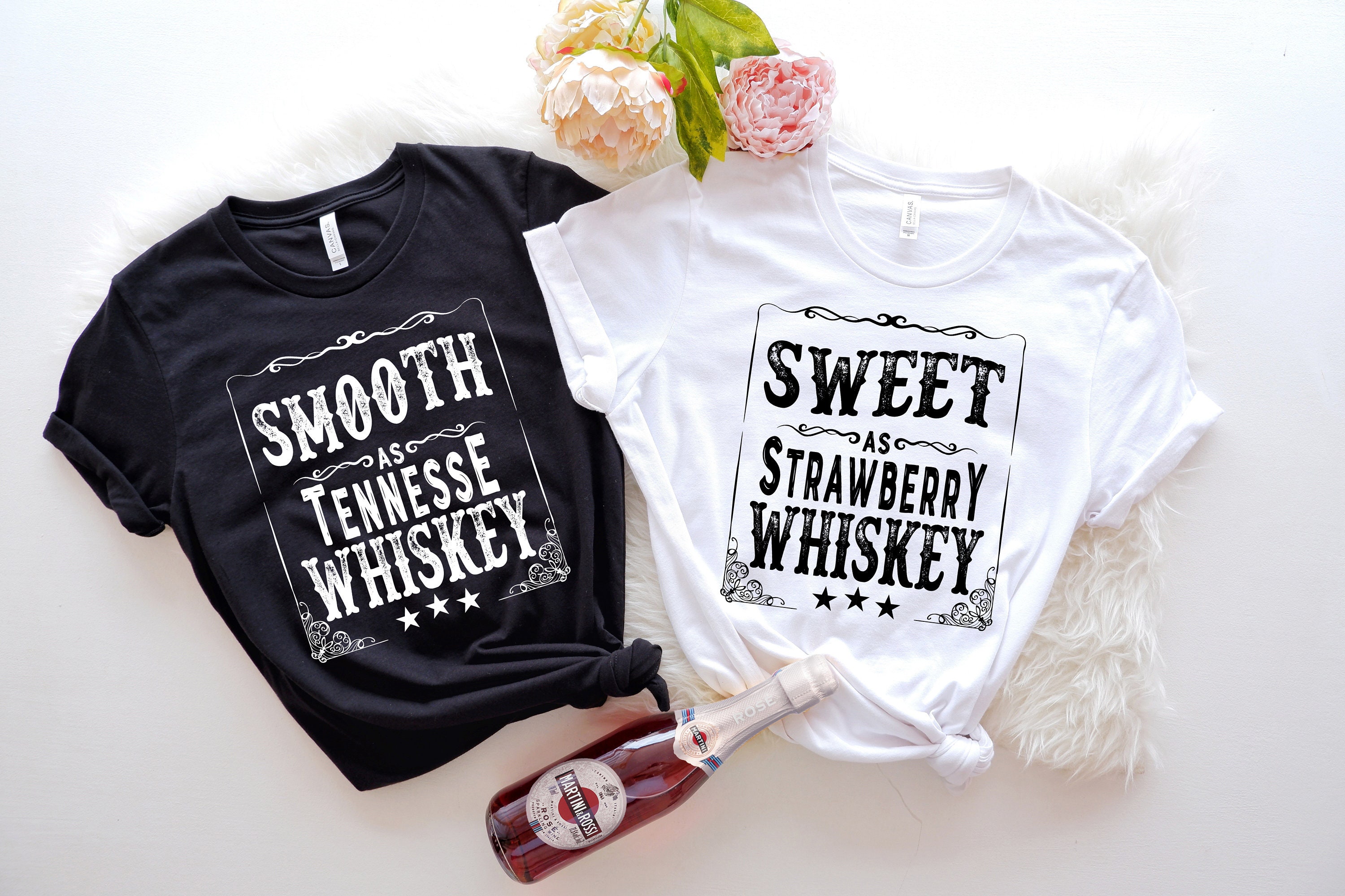 T-Shirt Donna V-Neck Con Frase 'Liscio Come Tennessee Whisky, Dolce Come Fragola' – Camicia Country Per Amanti Della Musica, Colore Nero, Taglia XX-Large