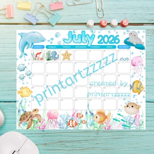 Könnte beinhalten: Ein Kalenderblatt für Juli 2026 mit einem hellblauen Delfin, einer Robbe und verschiedenen Meerestieren wie einer Schildkröte, Quallen und Fischen. Der Kalender enthält den Text July 2026, 4th July und das Wasserzeichen printartzzzzz.