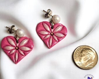 Boucles d'oreilles roses en forme de coeur - Clous d'oreilles en pâte polymère faits main avec accent de perles