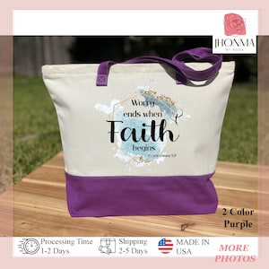 以下が含まれることがあります： 前面に「Worry ends when Faith begins 2 Corinthians 5:7」という文字が書かれた、白と紫のトートバッグ。水彩画のデザインで、金色のグリッターがアクセントになっている。