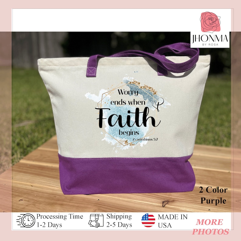 以下が含まれることがあります： 前面に「Worry ends when Faith begins 2 Corinthians 5:7」という文字が書かれた、白と紫のトートバッグ。水彩画のデザインで、金色のグリッターがアクセントになっている。