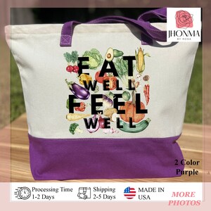 Może przedstawiać: Torba na zakupy w kolorze białym i fioletowym z napisem "Eat Well Feel Well" otoczonym kolorowymi ilustracjami warzyw i owoc&oacute;w. Torba ma fioletowy uchwyt i napis "Jhonma by Rosa" w prawym g&oacute;rnym rogu.