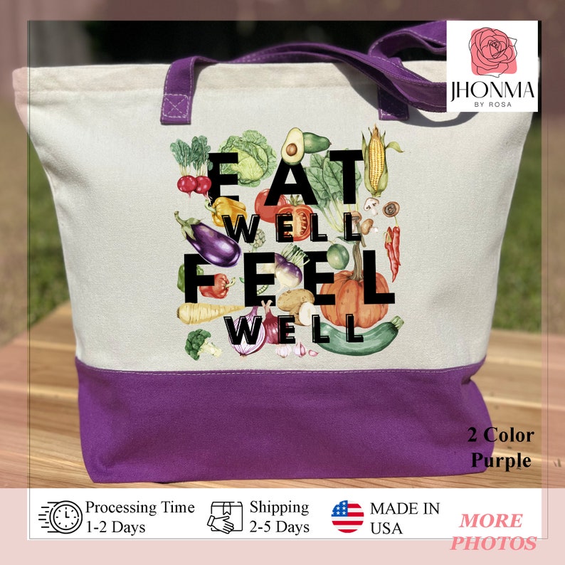 Może przedstawiać: Torba na zakupy w kolorze białym i fioletowym z napisem "Eat Well Feel Well" otoczonym kolorowymi ilustracjami warzyw i owoc&oacute;w. Torba ma fioletowy uchwyt i napis "Jhonma by Rosa" w prawym g&oacute;rnym rogu.
