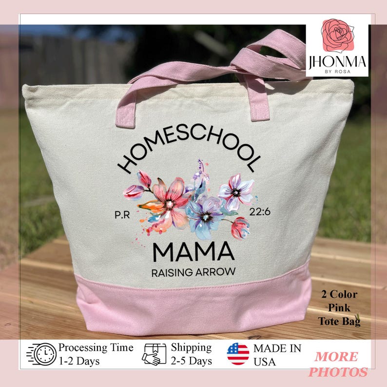 Pu&ograve; includere: Una borsa tote in tela rosa e bianca con il testo "HOMESCHOOL MAMA RAISING ARROW" e un design floreale. Il testo "P.R 22:6" &egrave; incluso.