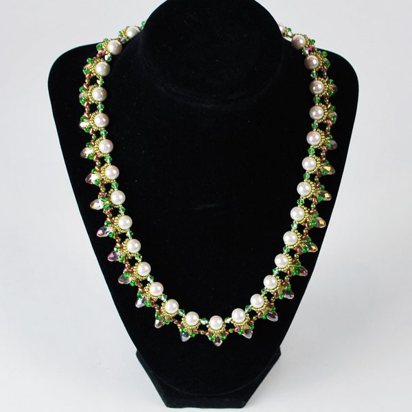 Elegant Pearl and Crystal Necklace