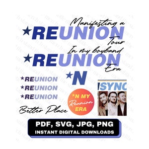 以下が含まれることがあります： 青い星と「*REUNION」というテキストが3回繰り返された「Manifesting a *REUNION Tour In My Boyband Era」という青い白のテキストデザインが施されたデジタルダウンロードグラフィック。グラフィックには、「*N MY Reunion ERA」というテキストが書かれた赤い円と、バンドの男性3人の写真も含まれています。