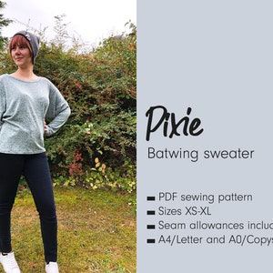 Puede incluir: Una mujer lleva un suéter gris de murciélago y pantalones negros. El texto "Pixie Batwing sweater" está en el lado derecho de la imagen. El texto debajo dice "Patrón de costura PDF, Tallas XS-XL, Margenes de costura incluidas, A4/Letter y A0/Copyshop."