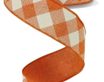 Peut inclure: Un rouleau de ruban orange et crème avec un motif en losanges. Le ruban est fait d'un matériau texturé et est idéal pour l'artisanat, l'emballage de cadeaux ou à des fins décoratives. Le ruban est sur une bobine blanche.